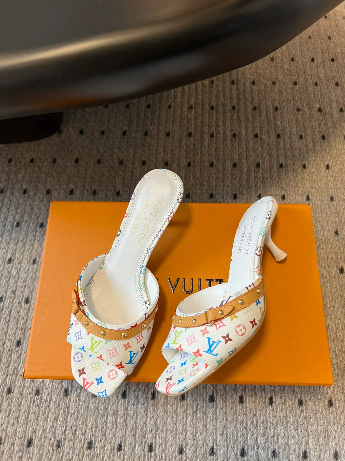 👟👟Ex-factory price 480👟👟 * 25ss spring and summer new style black and white three-color cat-heeled flat sandals. It is difficult not to doubt whether it borrowed from the Tang Dynasty's Tang Sancai as a basis and innovated it into the classic LV logo. It used color and the large area of ​​the upper as a contrast to create a white or black three-color element style on the upper, creating another classic style! Super greasy on feet! Indescribable fashion! It’s easy to match every day, and it’s very relevant to the changes and development of the times! Kitten heels are super easy to wear and give your feet a full summer vibe! Material: Original customized fabric Lining: Cow lining Outsole: Genuine leather outsole imported from Italy Shoe size: 35-41 (40.41 customized non-returnable